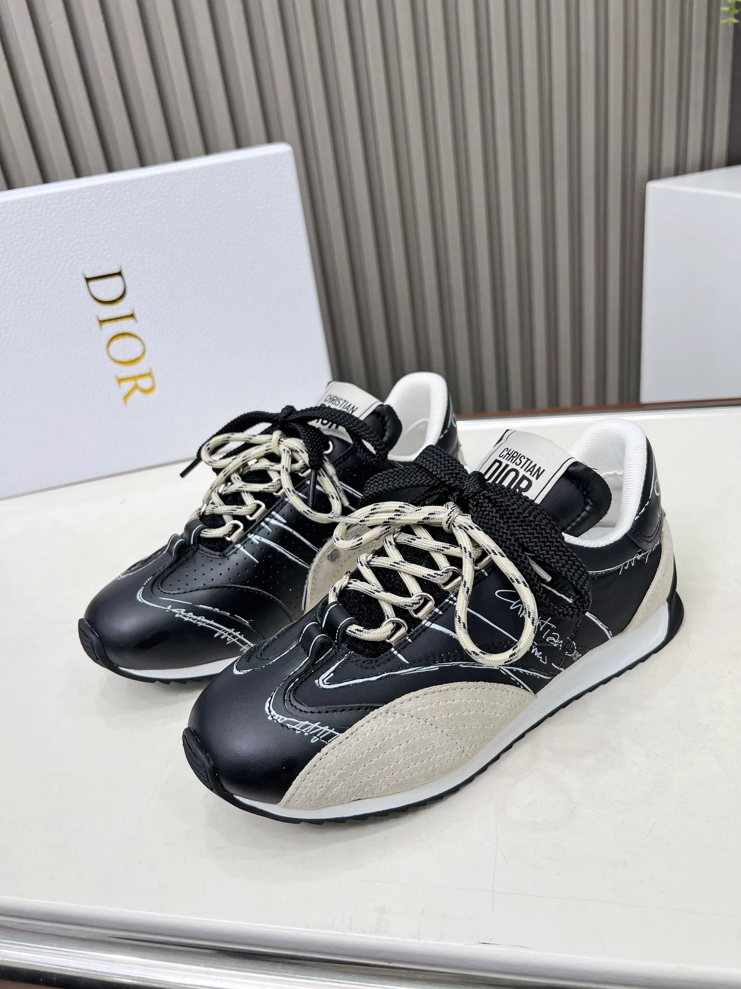 👟👟Ex-factory price 560👟👟 This D-Sketch sneaker is a new product of the 2025 spring and summer ready-to-wear series, highlighting the classic retro aesthetics. Crafted from gold-tone crinkled sheepskin and gold-toned laminated calfskin, it features a printed logo inspired by the shoe's production stages, as well as beige suede calfskin panels and double laces. Hand-written Christian Dior Paris signature on the side, Christian Dior Paris signature panels and plaques on the heel and tongue. Paired with two-tone slim rubber soles, they add a touch of couture to any casual look. Code number: 35~45 Color: black white gold silver